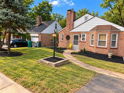 Property at 715 E Jackson Rd, Saint Louis, MO
