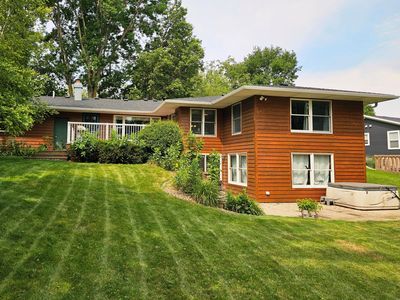 1909 Country Club Dr NE