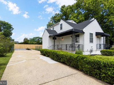 211 New St E