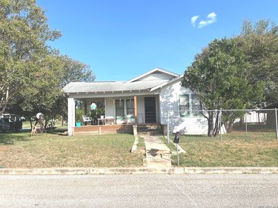 Property at 1414 C St, Floresville, TX