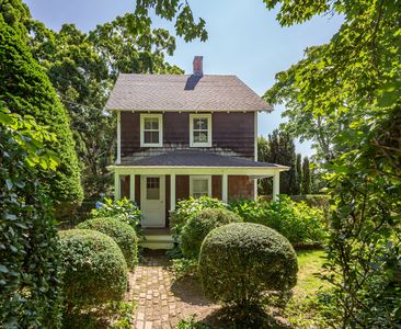 8 Wainscott Stone Rd