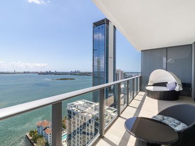 460 NE 28th St APT 3105