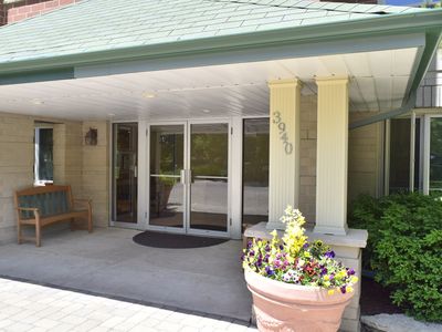 3940 W Bryn Mawr Ave APT 402