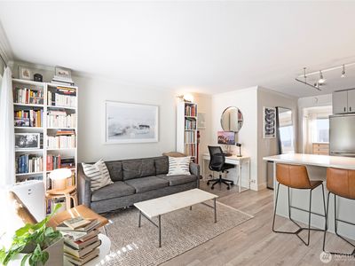 752 Bellevue Avenue E #204