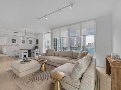 601 NE 27th St APT 1002
