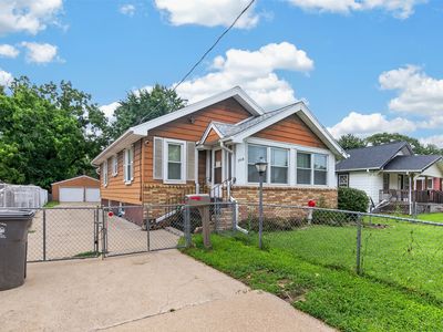 2818 E Grand Ave
