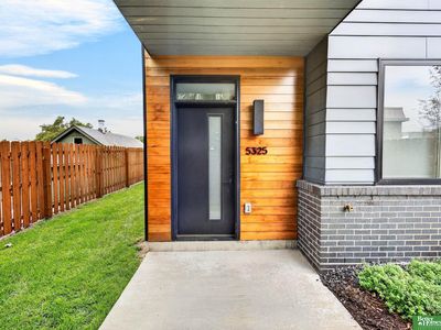 5325 Elmwood Plz