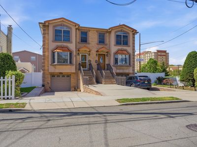 861 Hudson Ave #B