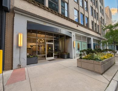 565 W Quincy St Unit 802