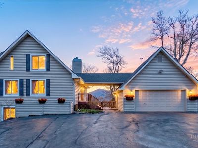 569 Shelter Rock Circle