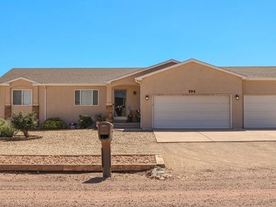 594 E Paradise Dr