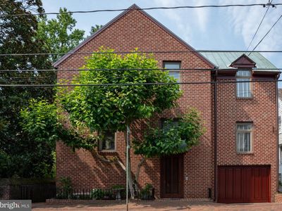 211 King George St #A