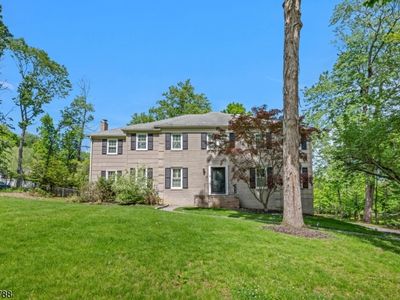 9 Wooded Hill Ln