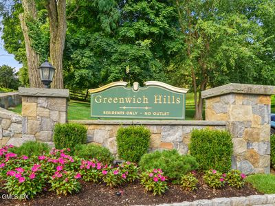 8 Greenwich Hills Dr #8