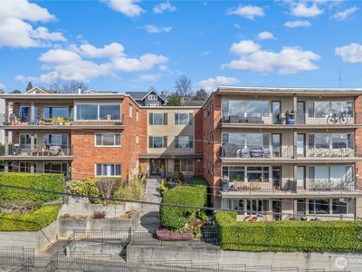 330 W Olympic Place UNIT 301