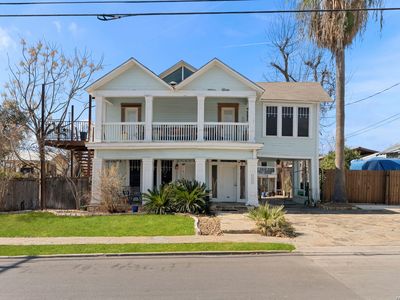 3221 N Flores