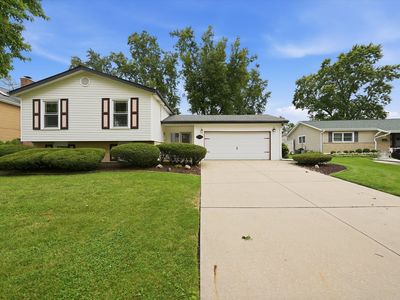 Property at 1025 Belair Dr, Darien, IL