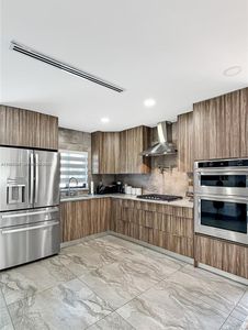 233 W 39th Pl