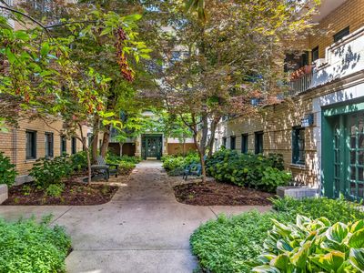 4320 N Clarendon Ave APT 2011