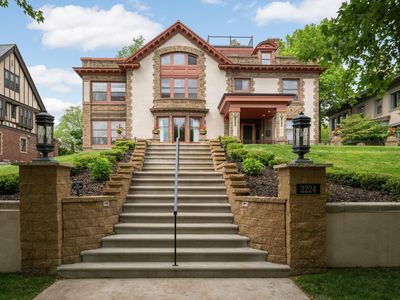 2224 W Lake Of The Isles Pkwy