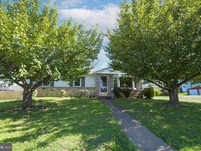 215 School Ln