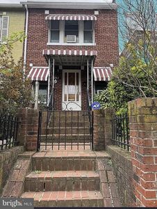 233 Cromwell Ter NE