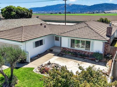 654 La Mesa Dr
