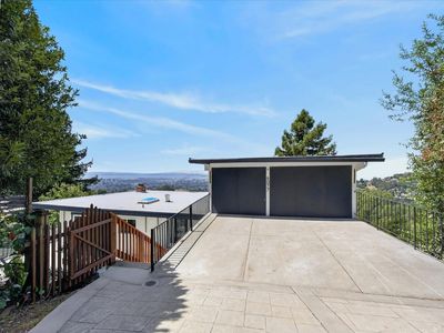 6077 Skyline Blvd