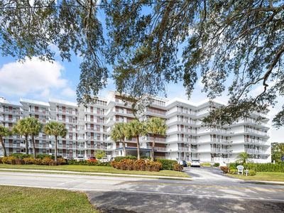 935 E Causeway Blvd APT 401