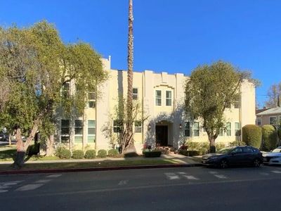 202 N La Peer Dr