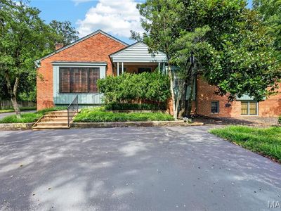 8 Winding Brook Ln