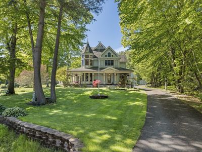 2 Stoneridge Drive