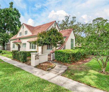 1216 Golden Ln