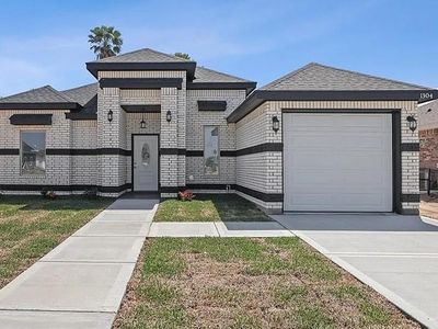1304 E Acacia Dr