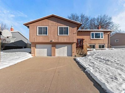 Property at 702 Woodland Way, Muscatine, IA