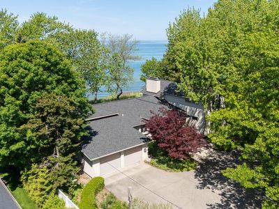 6129 Lakeshore Dr