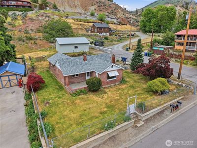 233 E Gibson