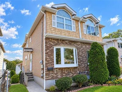 152 Seneca Ave