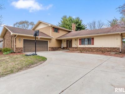 Property at 112 Landsdowne Dr, Sherman, IL