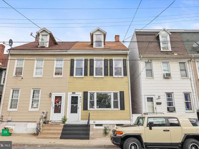 637 W College Ave