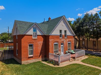 1524 E Orman Ave