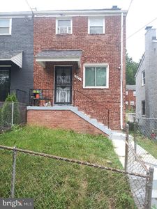 855 Adrian St SE