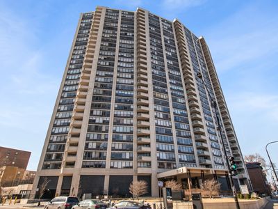 3930 N Pine Grove Ave APT 903