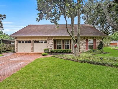 Property at 912 Oak Vista Ct, Friendswood, TX