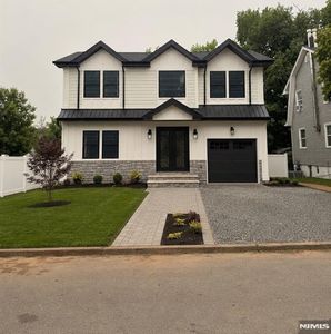 49 Glenwood Dr N