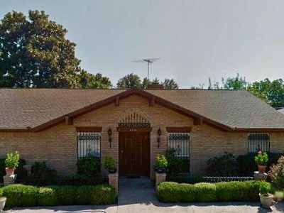 6238 E Lovers Ln