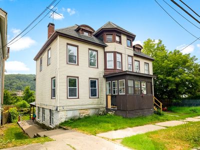 573 John St #5