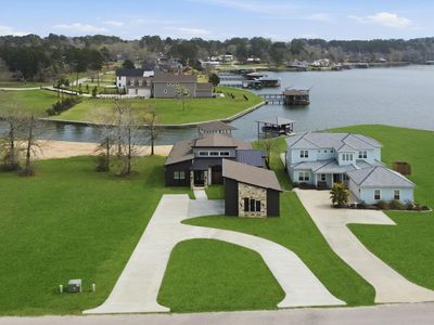 255 Peninsula Dr