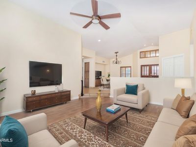 1142 E Sunburst Ln