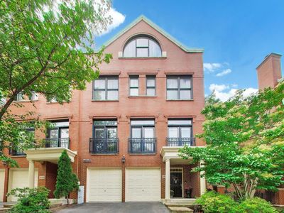 Property at 1850 Admiral Ct, Glenview, IL